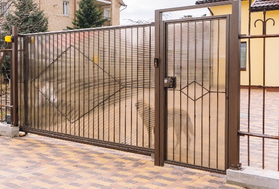 Купить ворота из профлиста с элементами ковки, с металлическими столбами в рамке или под дерево в Балтийске от 154350 руб